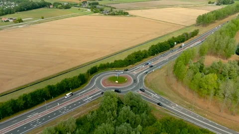 Aerial view of a roundabout. Vídeo Stock 275268127