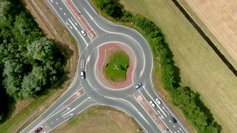 Aerial view of a roundabout. Vídeo Stock 275269713