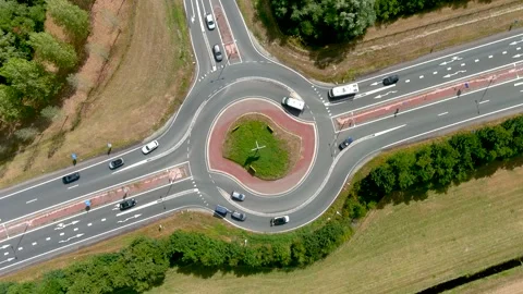 Aerial view of a roundabout. Vídeo Stock 275273084
