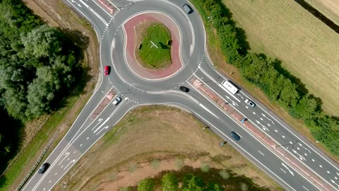 Aerial view of a roundabout. Vídeo Stock 275275956