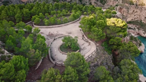 Aerial view of a roundabout on top of a cliff, Cumbre del Sol, Alicante, Spain Vidéo 249696214