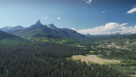 Aerial view of the rugged high alpine terrain of the Beartooth mountains Vidéo 267129089
