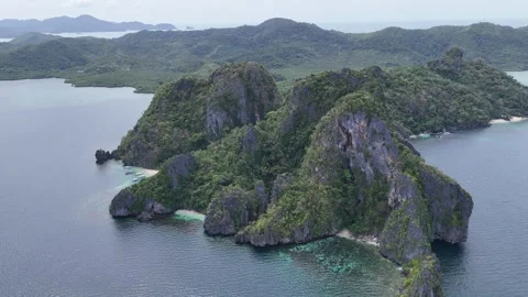 Aerial View of Rugged Limestone Cliffs and Island Water in El Nido Vidéo 347595120