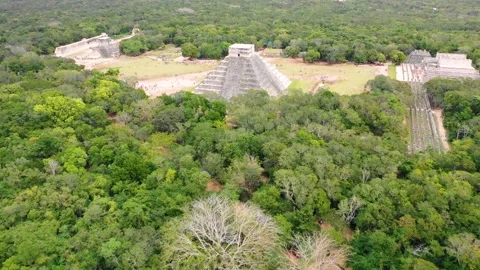 Aerial view of ruins in Chichen Itza, Yucatan, Mexico. Stock Footage 136550226