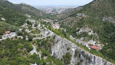 Aerial view of ruins of Medieval Asen's Fortress, Asenovgrad, Bulgaria Video stock 150152553