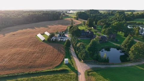 Aerial View of Rural Farmstead With Fields, Pond, and Forest at Golden Hour Vidéo 345020654