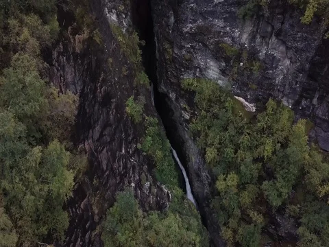 Aerial View of Rushing Waterfall through Deep Epic Valley of Rock and Forest 스톡 동영상 82981179