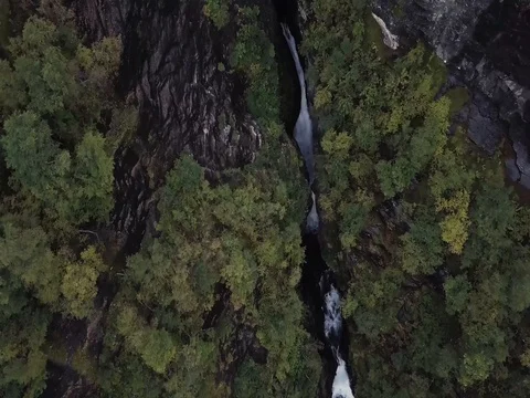 Aerial View of Rushing Waterfall through Deep Epic Valley of Rock and Forest 스톡 동영상 82981207