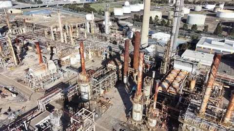 Aerial view of a rusty old industrial refinery plant 스톡 동영상 341571444