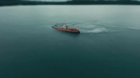 Aerial view of a rusty shipwreck sinking in calm water 库存影片 334371243