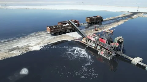 Aerial view of salt mining operation at Chaka Salt Lake, Qinghai, China 動画素材 346650296