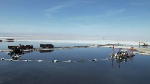 Aerial view of salt mining operations at Chaka Salt Lake in Qinghai, China Stock-Footage 346649413