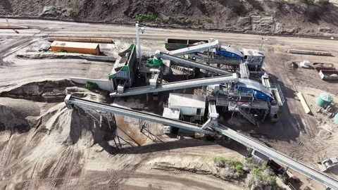Aerial view of a sand processing plant with conveyor belts Video stock 341918819