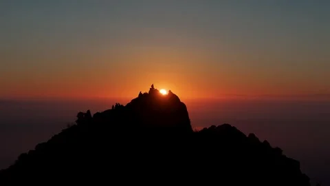 Aerial view of Sandstone Peak at sunset in Malibu, United States. Vidéo 345069064