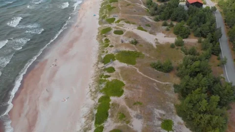Aerial View of Sandy Beach and Green Dunes on the Baltic Sea Coast in Lithuania 스톡 동영상 321752991