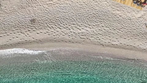 Aerial view of sandy beach with clear turquoise water Vidéo 337624965