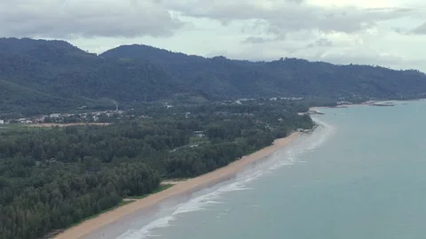 Aerial view of sandy beach in Phuket, Thailand Vídeo Stock 329286571