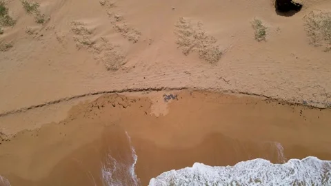 Aerial view of sandy beach with waves at dusk Vídeo Stock 330668302