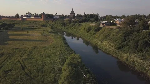 Aerial view on Saviour Monastery of Saint Euthymius and Kamenka river in Suzdal Vidéo 94039674