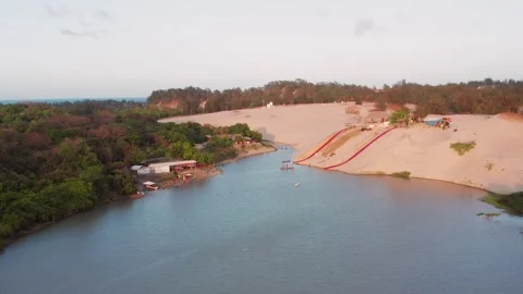 Aerial view of a scenic lagoon surrounded by sand dunes and tropical vegeta.. 库存影片 337805290