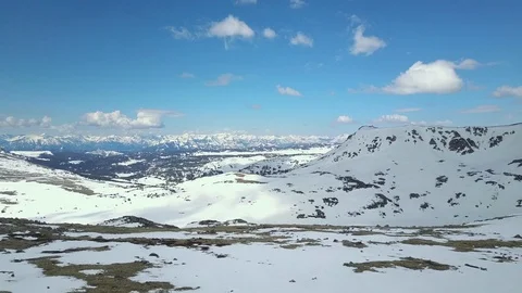 Aerial view of scenic mountain range covered with snow, Beartooth Mountains Vídeo Stock 124226198