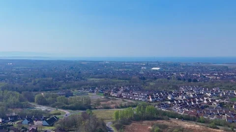 Aerial View, Scottish Town Surrounded By Woodland And Coast Waters 库存影片 336675167