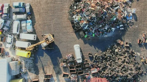 Aerial view of scrap yard with old damage stacked cars. Vidéo 115173927