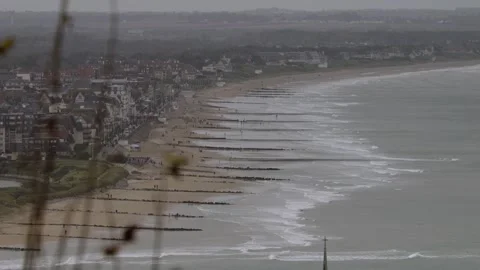 Aerial view sea waves breaks on shore. Low tide. Super slow motion 4K 库存影片 258562274