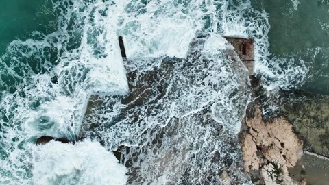 Aerial view of sea waves hitting the rocks with drone Video stock 255613022