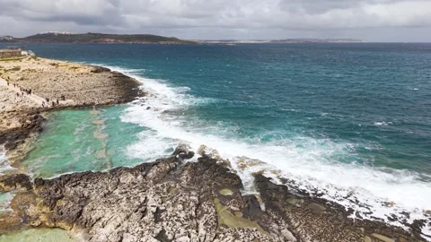 Aerial View of Sea Waves Hitting Rocky Coast of Saint Paul's Bay Malta Vidéo 343091405