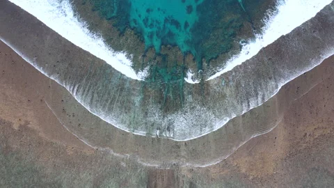 Aerial view of Sea waves reaching tropical beach landscape on Nusa Lembongan Video stock 246580558