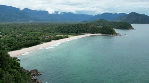Aerial View of Secluded Beach, Rainforest and Mountains, São Paulo Brazil Stockbeeldmateriaal 334614175