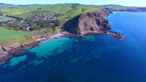 Aerial view Second Valley Jetty and foreshore Vidéo 57987643