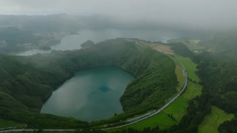 Aerial view of the Sete Cidades volcanic caldera, showcasing the vibrant green 库存影片 336190889