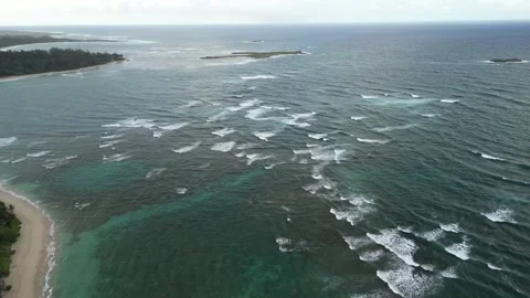 Aerial View of Shallow Reef Waves, Turquoise Ocean, Oahu Hawaii Stockbeeldmateriaal 348416977