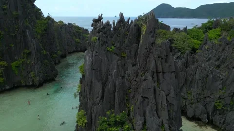 Aerial view of a sharp rock in a lagoon in the Philippines Vídeos de archivo 253804537
