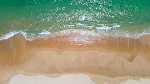 Aerial view shot. Drone camera over white beach sand and crystal sew water in su Vidéo 172386435