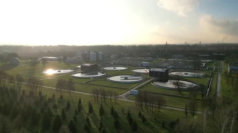 Aerial view showcasing expansive water treatment facilities in a large city 스톡 동영상 329961773