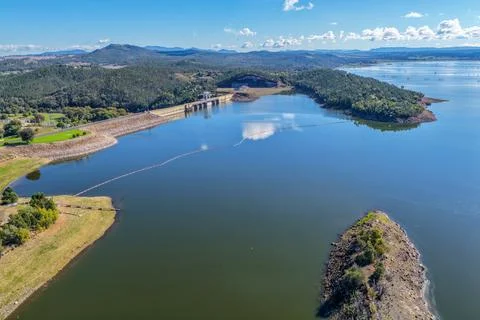 Aerial view showcasing the Lake Keepit dam wall and surrounding rural lands.. Stock-Fotos