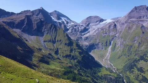 Aerial view showcasing rugged Grossglockner mountain range in Austria Vídeo Stock 342336761
