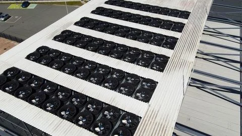 Aerial view showing AI data center rooftop cooling fans Foto stock