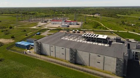 Aerial view showing data center and high voltage electrical substation in c.. Stockfoto's