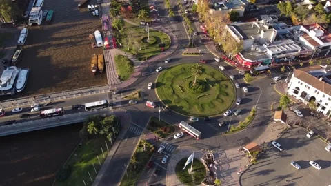 Aerial view showing dynamic movement of traffic crossing the roundabout in Vídeo Stock 201916424