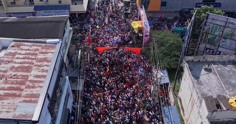 Aerial view shows huge devotees dancing joyfully celebrating Ganesha immersio Stockbeeldmateriaal 340083999