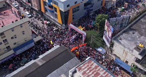 Aerial view shows huge devotees dancing joyfully celebrating Ganesha immersio Stockbeeldmateriaal 340084283