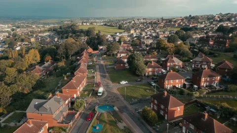 Aerial view shows red-brick homes in quiet neighborhood Vidéo 343562909