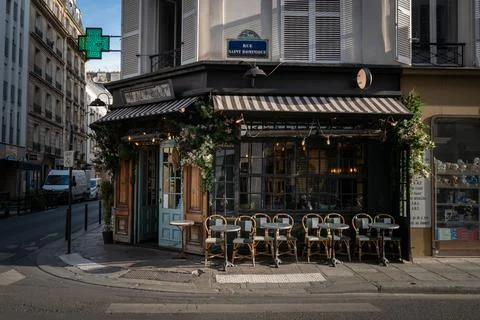 Aerial view of sidewalk cafe with table and chairs in Paris Foto stock