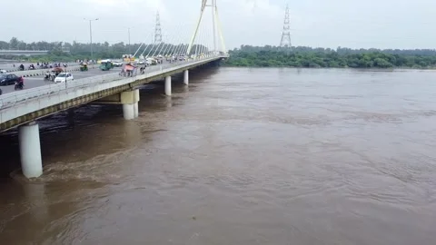 Aerial view of Signature Bridge over flooded Yamuna River Vidéo 329288288