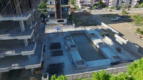 Aerial View: Skilled operator mounts crane parts and climbs high ladders with Vídeo Stock 296021916