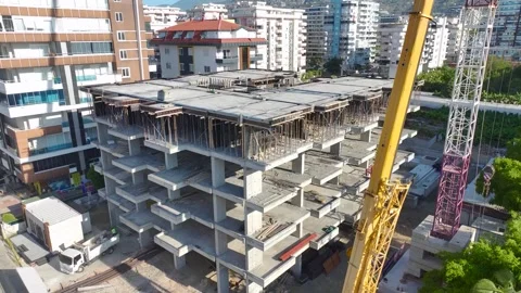 Aerial View: Skilled operator works high above, assembling parts and scaling Vídeo Stock 296025719